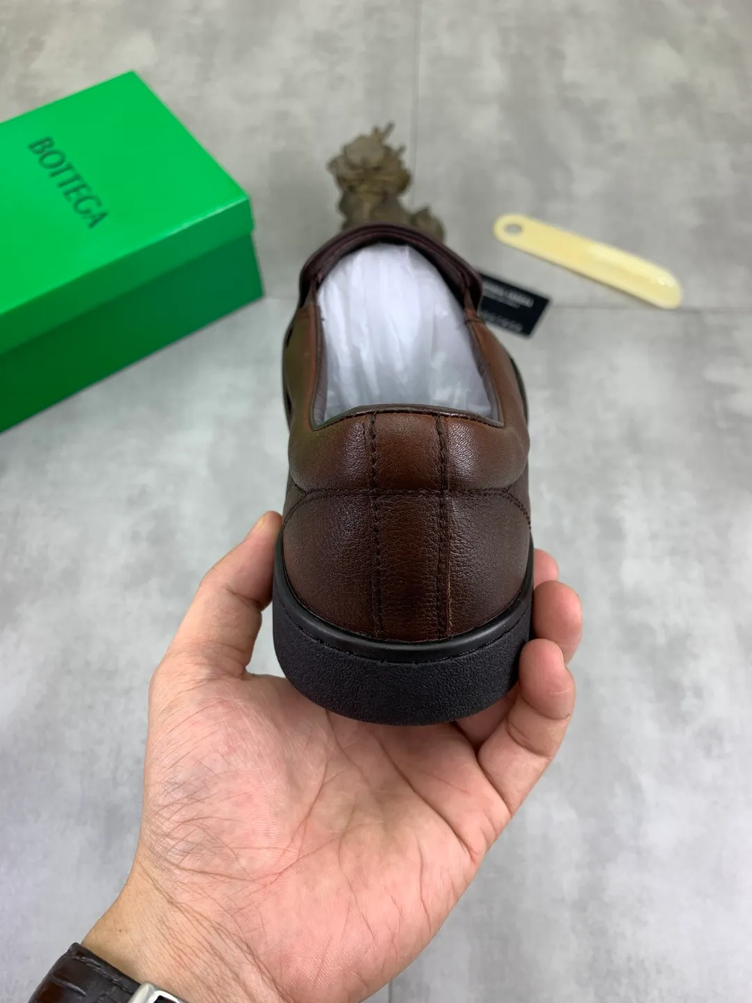 Men's shoes 💰P520 [New model] Water-dyed cow leather 💰High-quality business casual shoes 💎💎💎 BOTTEGA VENETA official website synchronizes the latest top version of BV in the market, accepts material comparison, shoe type comparison, process comparison, practical and textured, versatile and suitable for any occasion, the more you look at it, the more flavorful it becomes. Pure hand-woven craftsmanship - Upper material, hand-woven calfskin imported from Italy 🇮🇹 - High-quality water-dyed cowhide lining - Original private model customized outsole -Size: 39-45 Color: black or brown optional